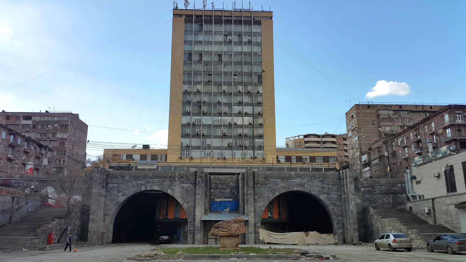 L’ancienne tour de Haypost au 22 rue Saryan, au-dessus des entrées des tunnels piétonniers de Kond, mars 2017